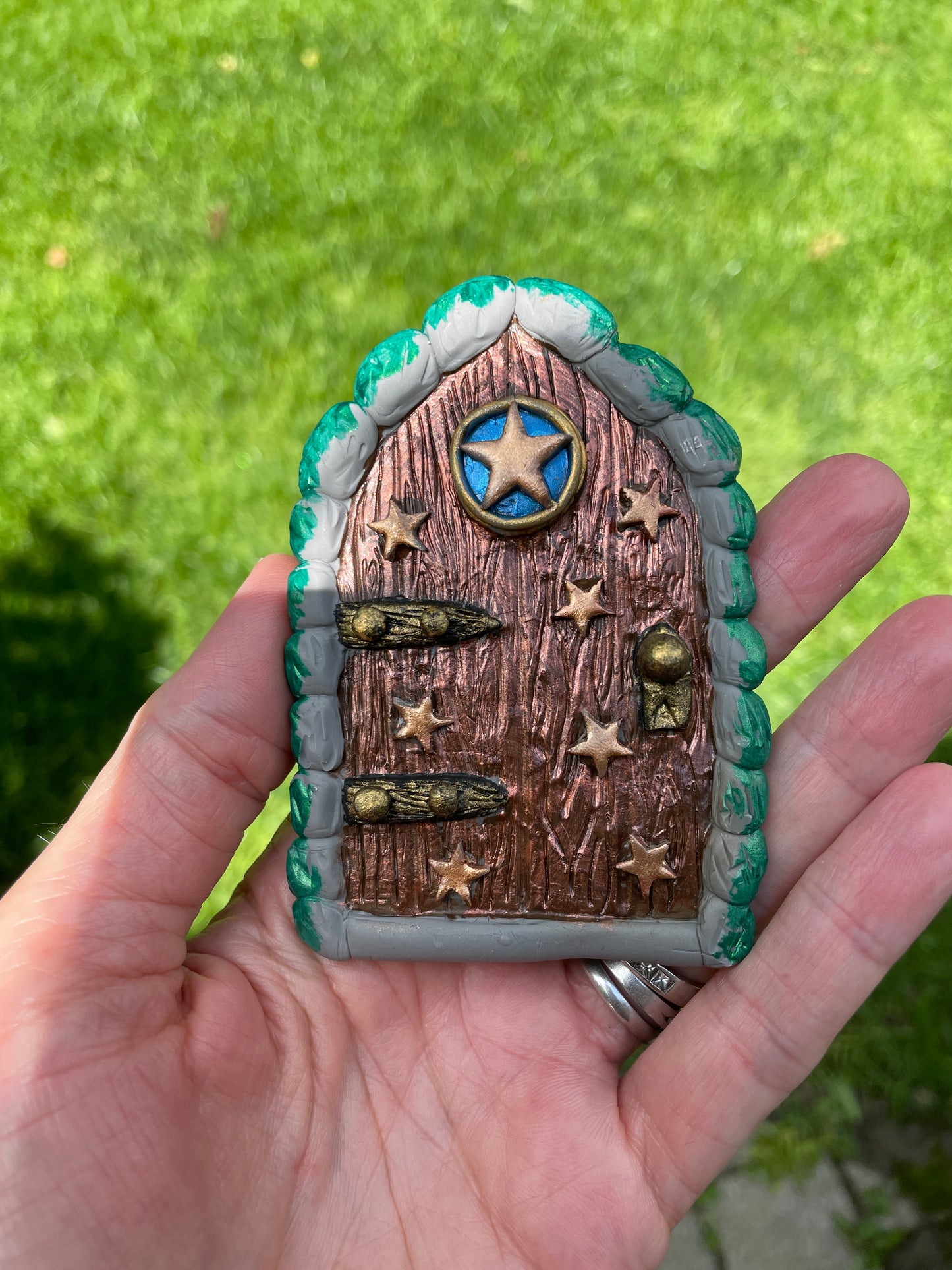elf door with stars held in hand
