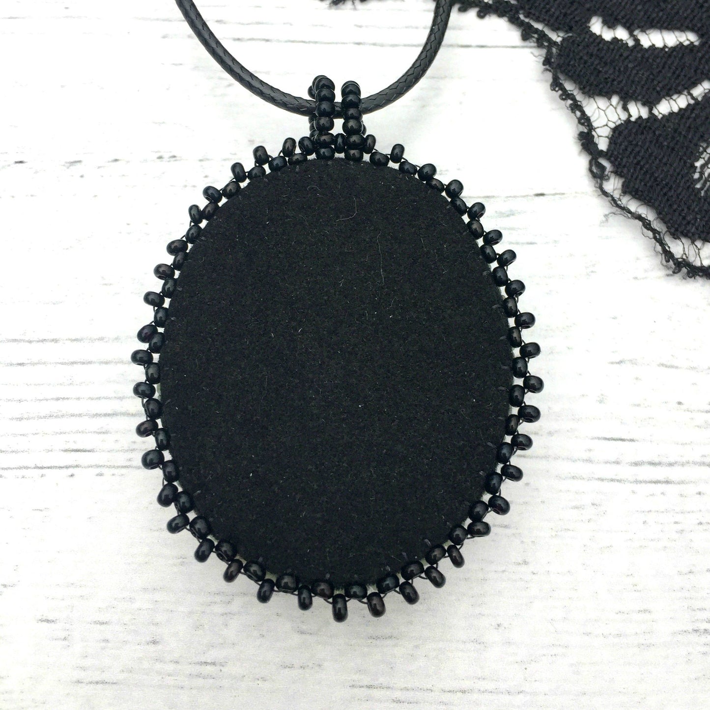 raven and skull pendant back