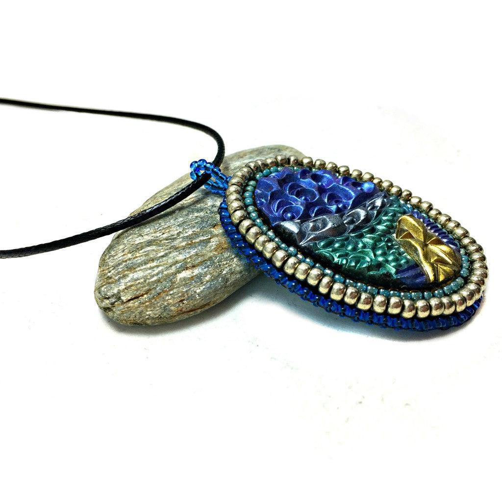 zentangle pendant with silver edge right side